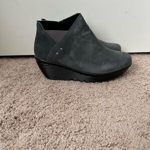 Skechers Air-cooled Memory Foam Gray Suede Wedge Booties Women's size 10